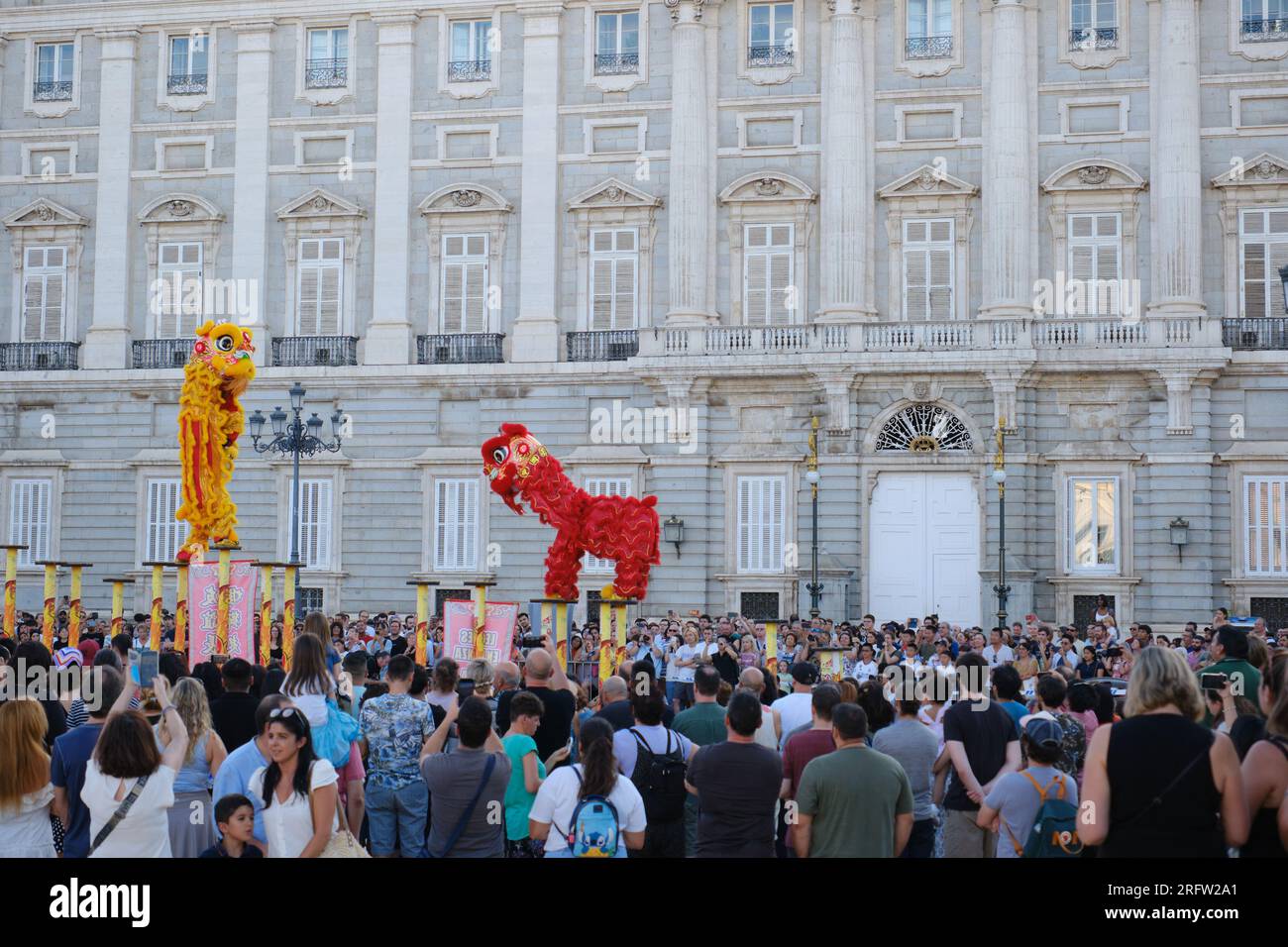 Madrid, Espagne. 5 août 2023. Les acteurs exécutent une danse du lion à la Plaza de Oriente (Plaza de l’est) à Madrid, en Espagne, le 5 août 2023. La troupe de danse du Lion Shenzhen Fuyong Huaide s'est produite dans les rues de Madrid du vendredi au dimanche à l'invitation du Festival de Madrid l'été dans la ville et du Centre culturel chinois de Madrid. Crédit : Meng Dingbo/Xinhua/Alamy Live News Banque D'Images
