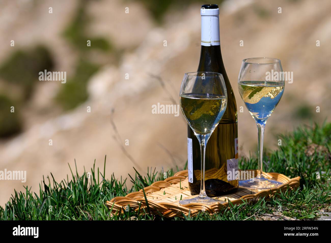 Verre et bouteille de vin blanc sec Roussette de Savoie ou vin de