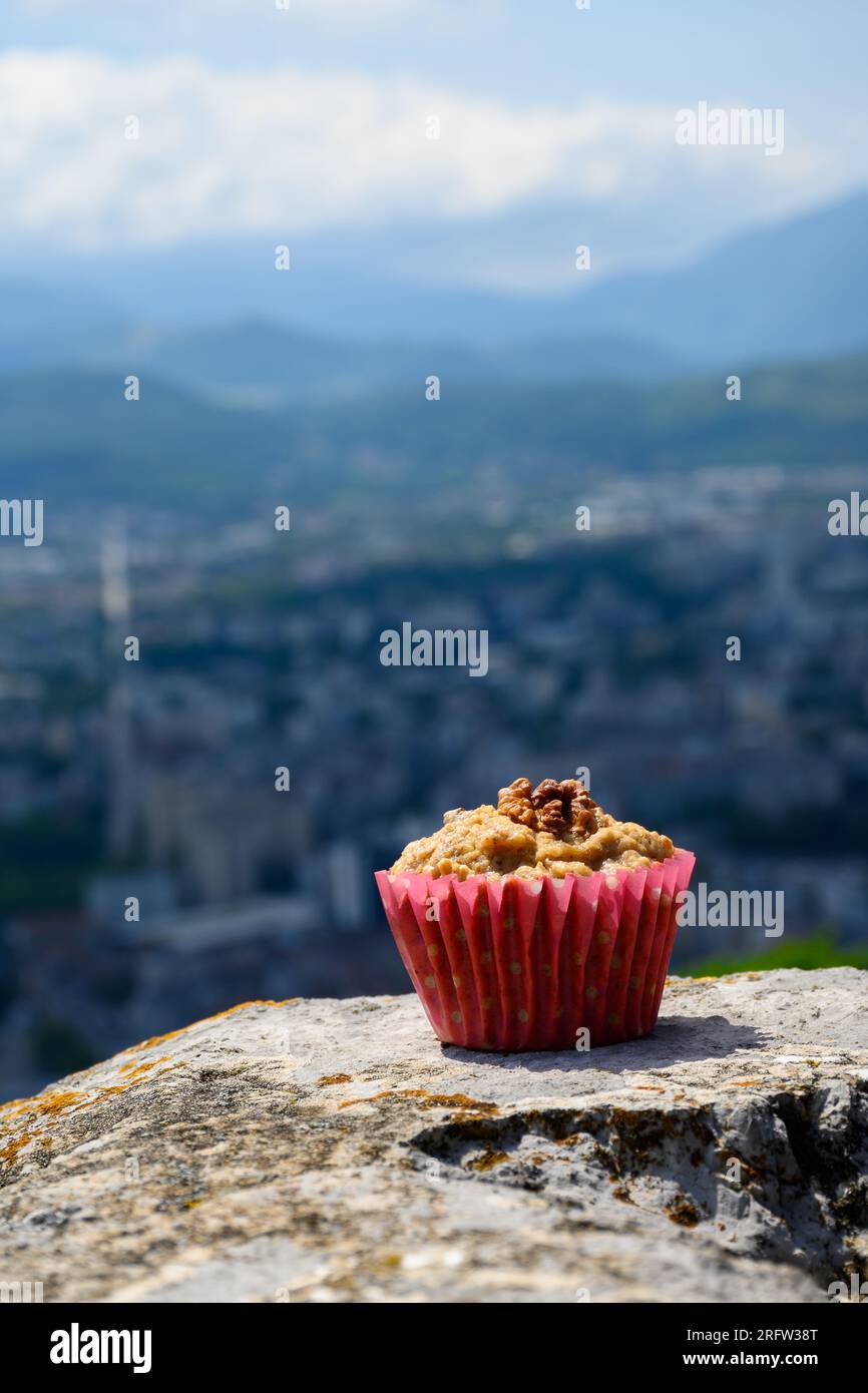 Gateau Grenoblois, gâteau au café à la noix française, spécialité de Grenoble et vue sur la partie centrale de la ville de Grenoble depuis Bastille Fortres witch montagnes a Banque D'Images