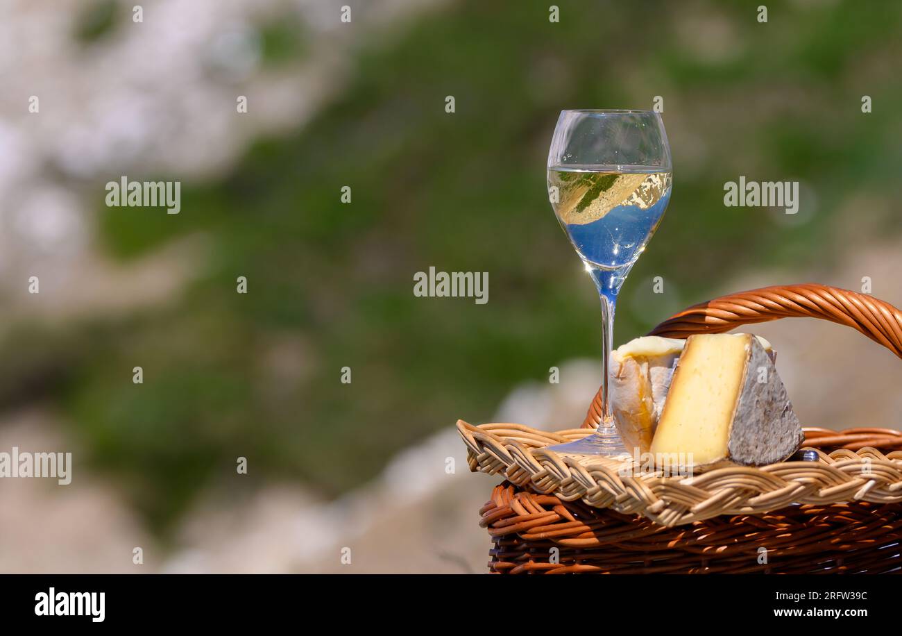 Fromage et vin, Roussette de Savoie blanc sec ou vin de Savoie de la