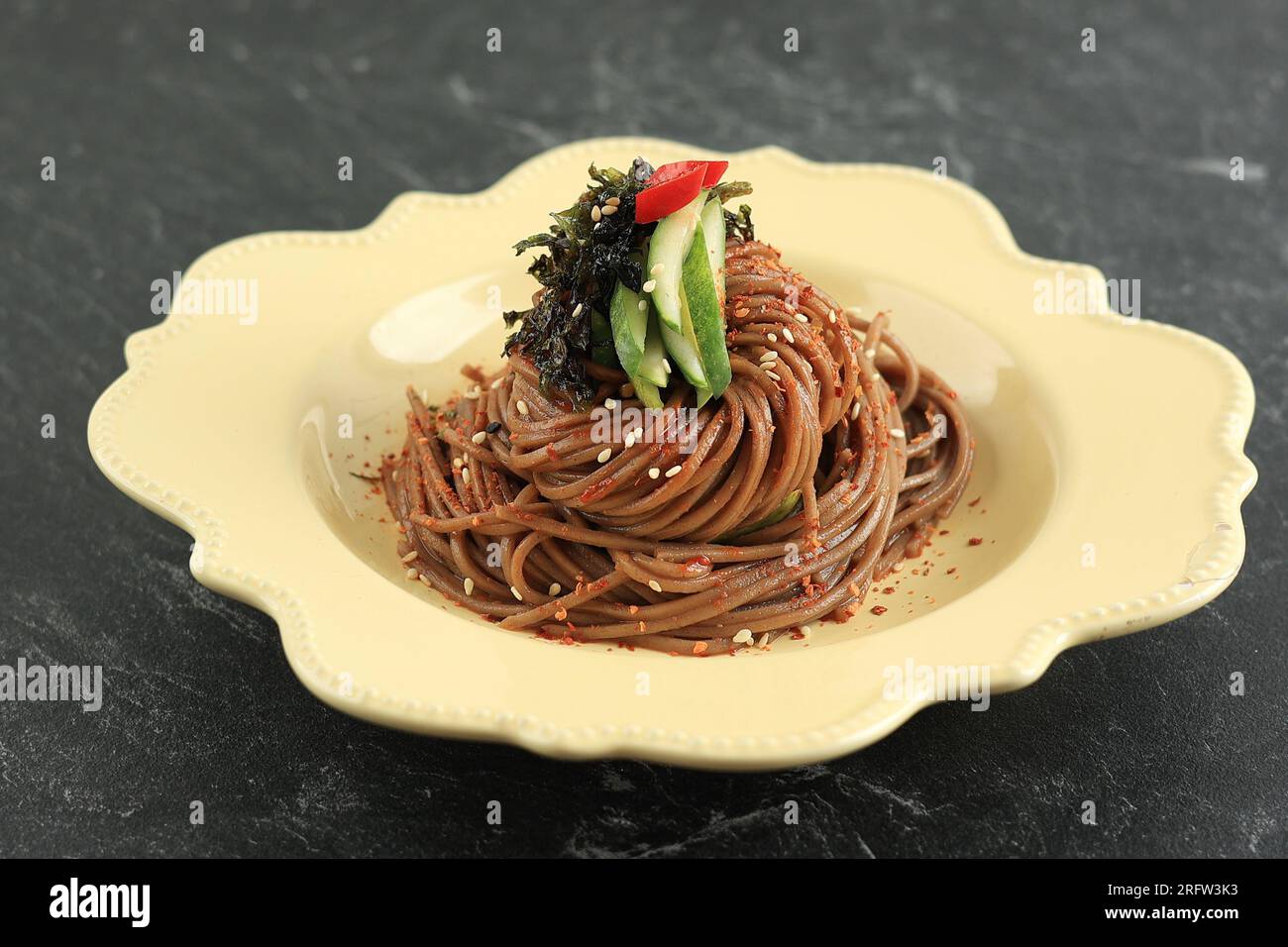 Sarrasin coréen Bibim Guksu. Nouilles froides traditionnelles avec garniture Banque D'Images