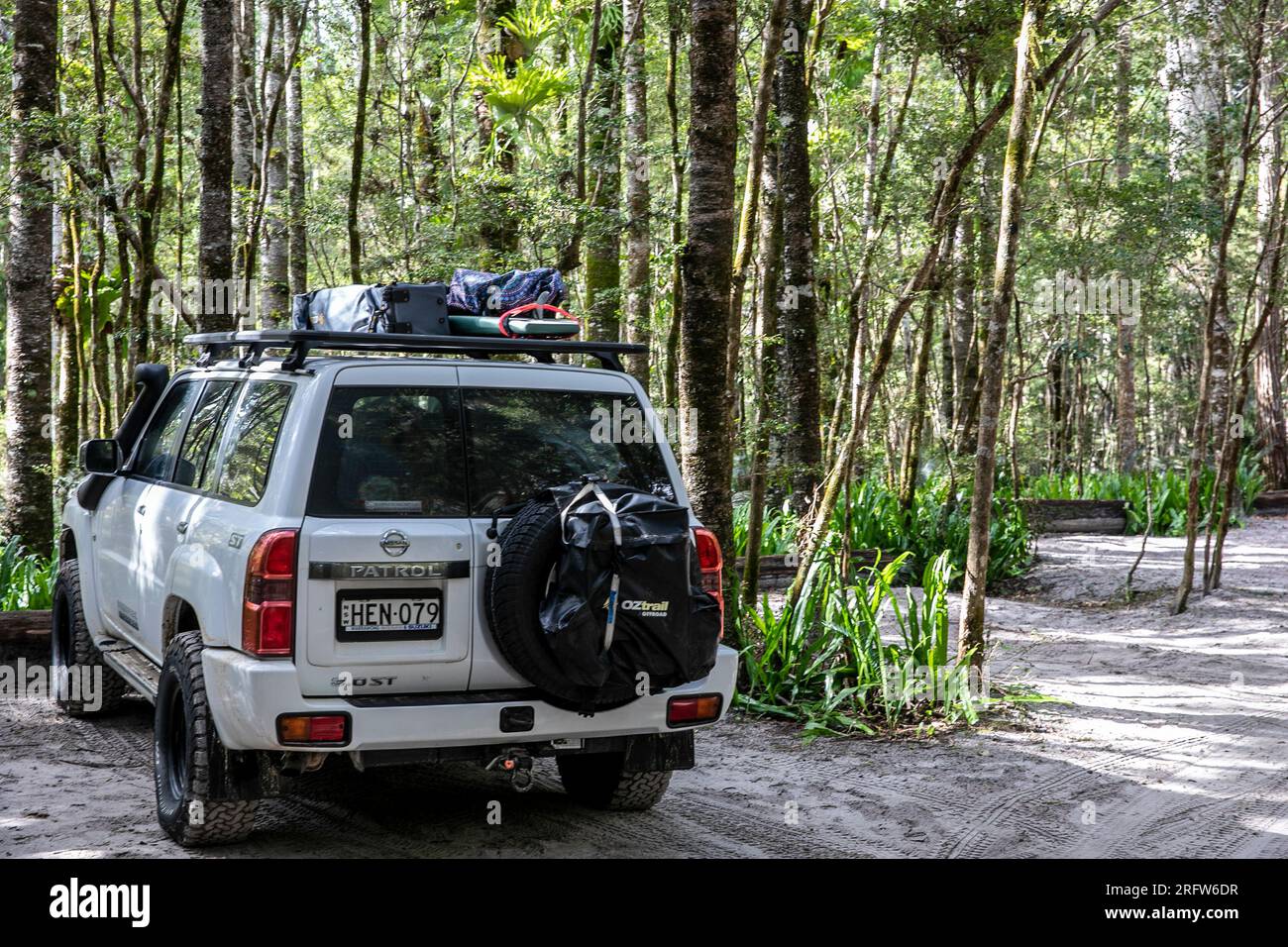 Véhicule 4x4 blanc Nissan Patrol 2013 sur Fraser K'gari Island, mis en place pour la conduite hors route, Queensland, Australie Banque D'Images