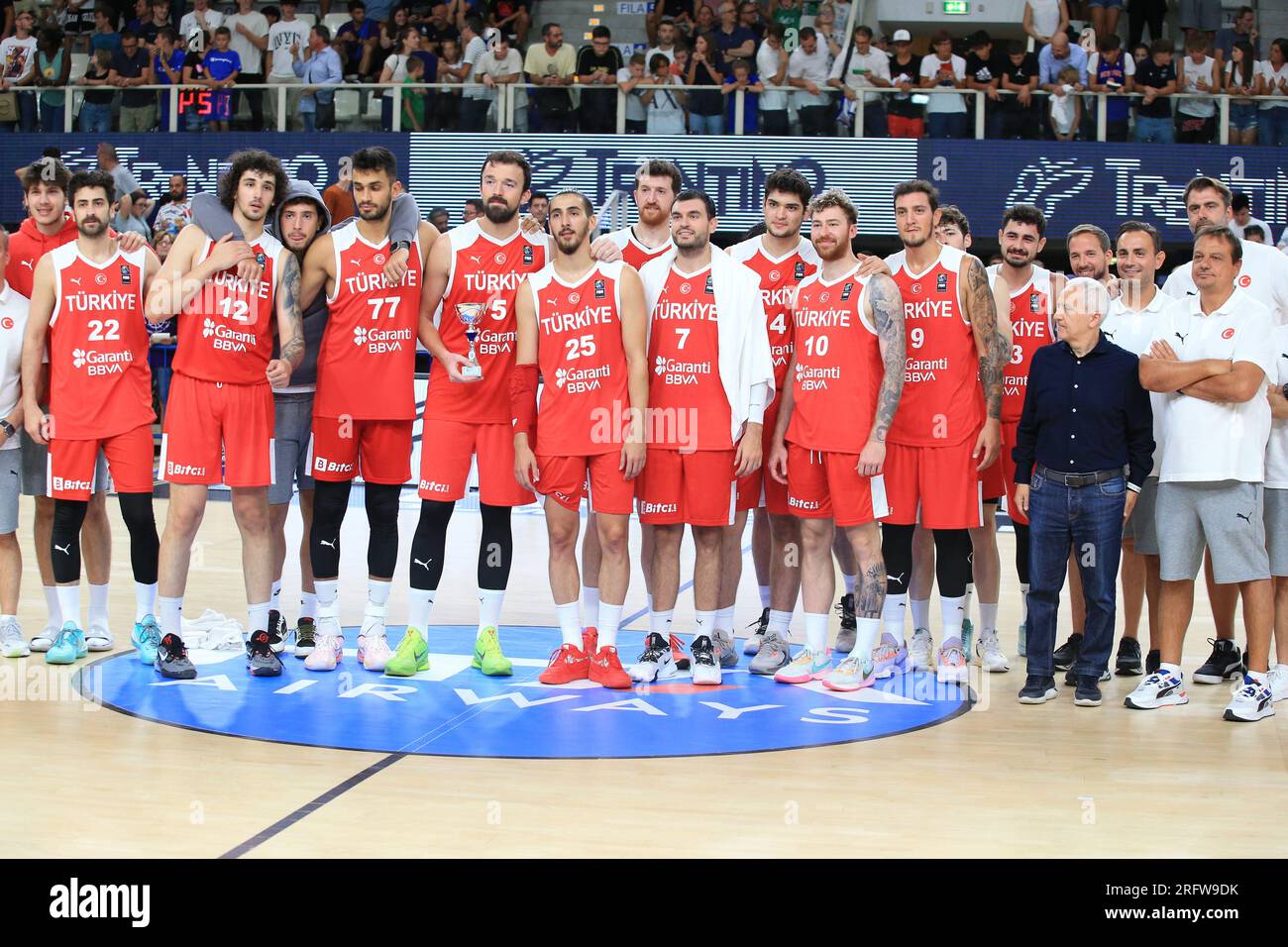 5 août 2023 ; BLM Group Arena, Trento, Trentino, Italie : Trentino basket Cup Cap-Vert contre Turquie dans le 3e match des éliminatoires : l'entraîneur turc Ergin Ataman et l'équipe sont heureux de terminer 3e après avoir remporté le match des éliminatoires Credit : action plus Sports Images/Alamy Live News Banque D'Images