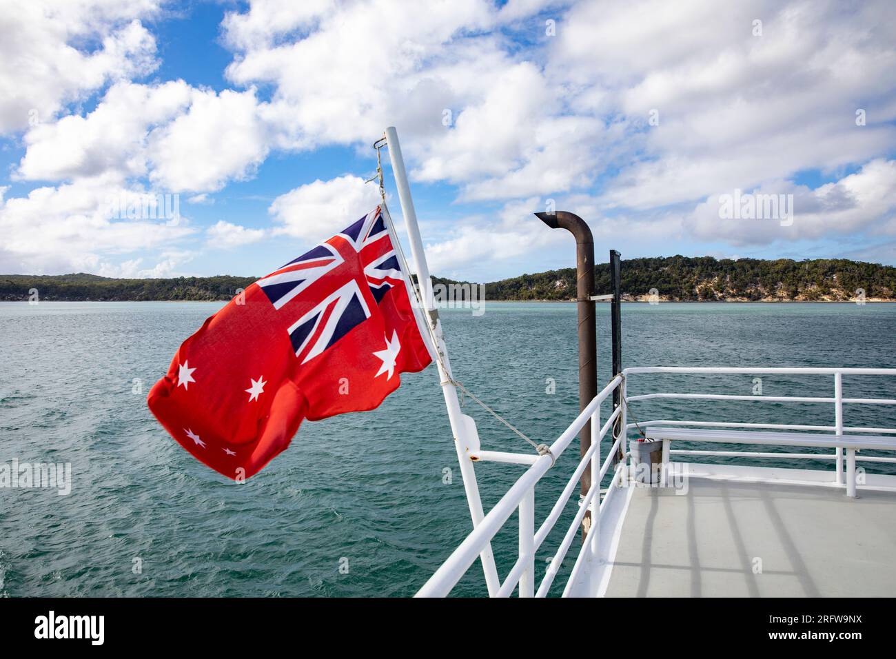 Sealink ferry bateau pour Fraser Island dans le Queensland, ferry flys drapeau rouge de l'enseigne australienne, Australie Banque D'Images