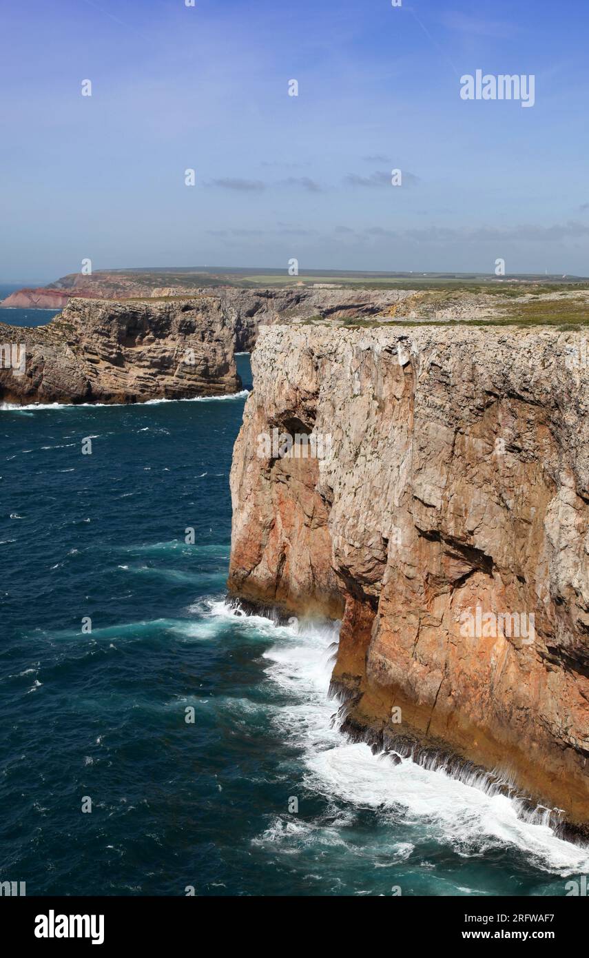 Ligne de falaise escarpée au cap Saint Vincent - Sagres Portugal depuis le phare. Ce cap est situé au point sud-ouest le plus éloigné des Portugais Banque D'Images