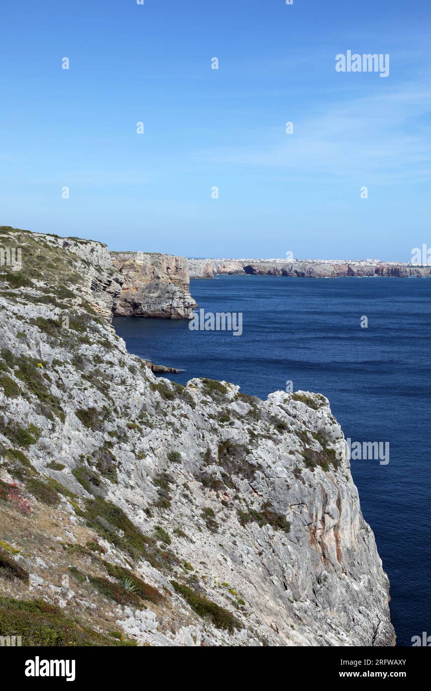 Ligne de falaise accidentée au Cap Saint Vincent - Sagres Portugal. Ce cap est situé au point sud-ouest le plus éloigné sur la côte portugaise. Banque D'Images