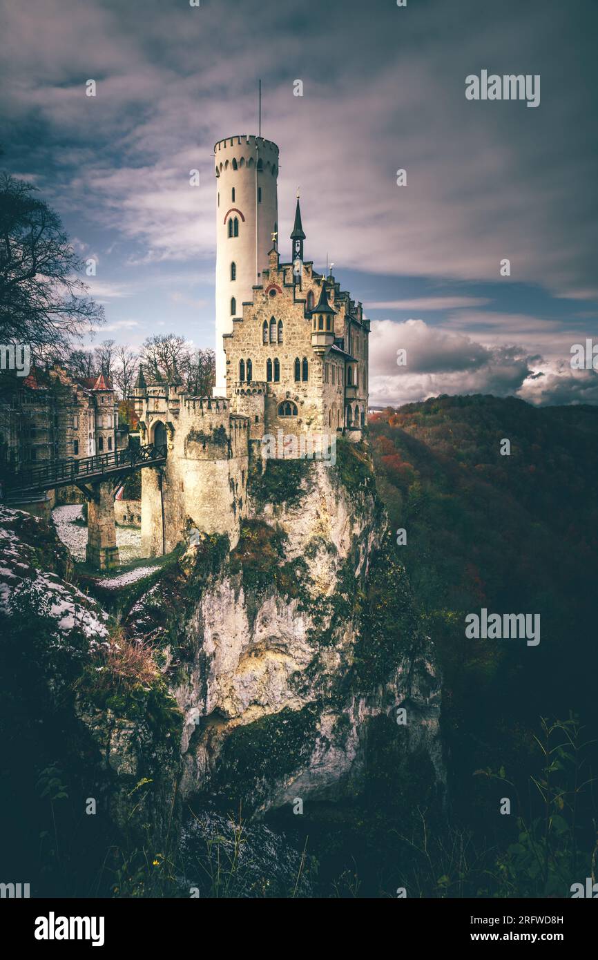 Magie hivernale au château de Lichtenstein : élégance majestueuse dans la splendeur enneigée Banque D'Images