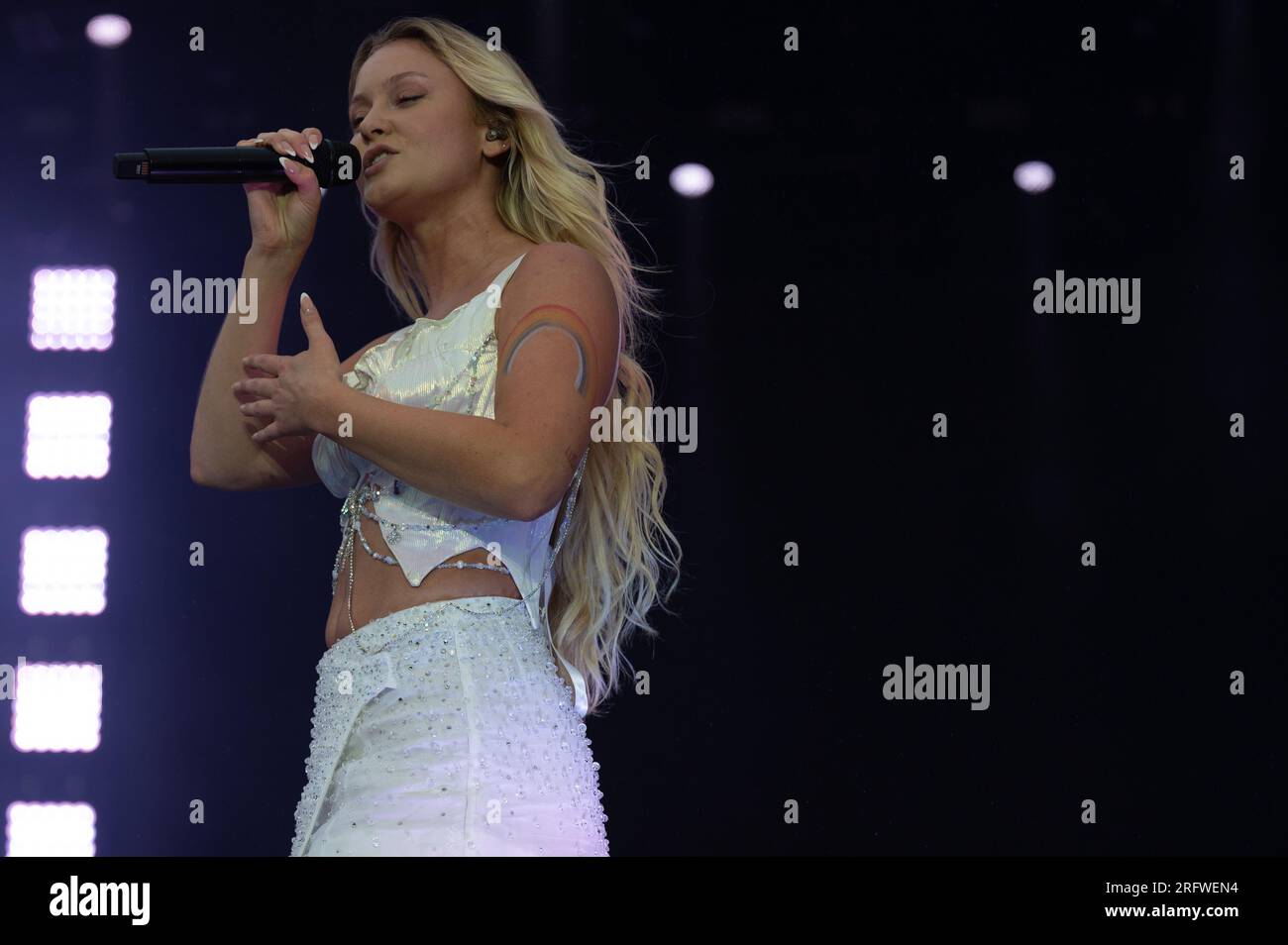Capture d'écran tirée de PA Video de Zara Larsson jouant au festival