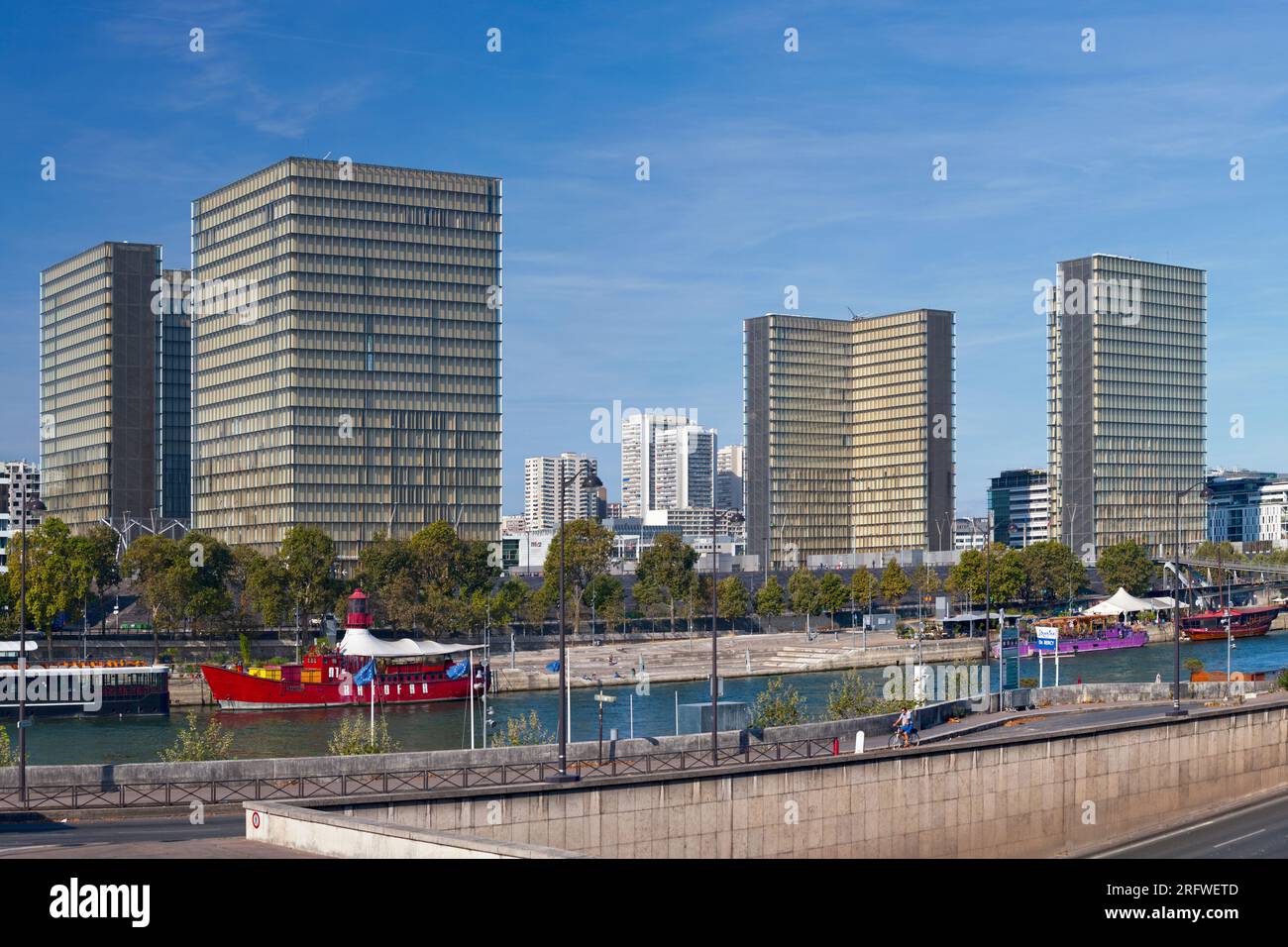 Paris, France - septembre 01 2016 : passerelle Simone-de-Beauvoir traverse la Seine pour relier Paris Rive droite avec le port de plaisance de Bercy et la Banque D'Images