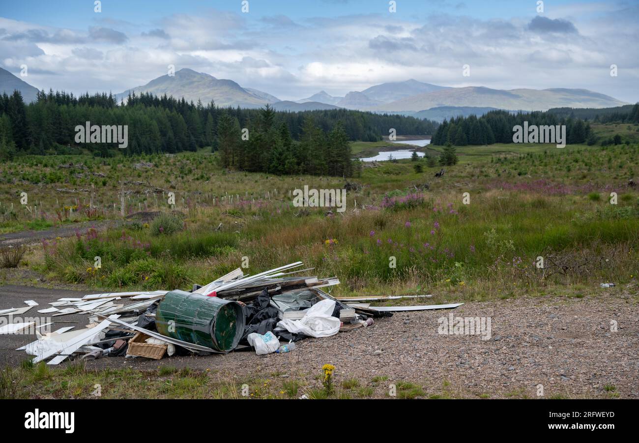 Les déchets des constructeurs volent illégalement dans les Highlands écossais, au Royaume-Uni. Banque D'Images
