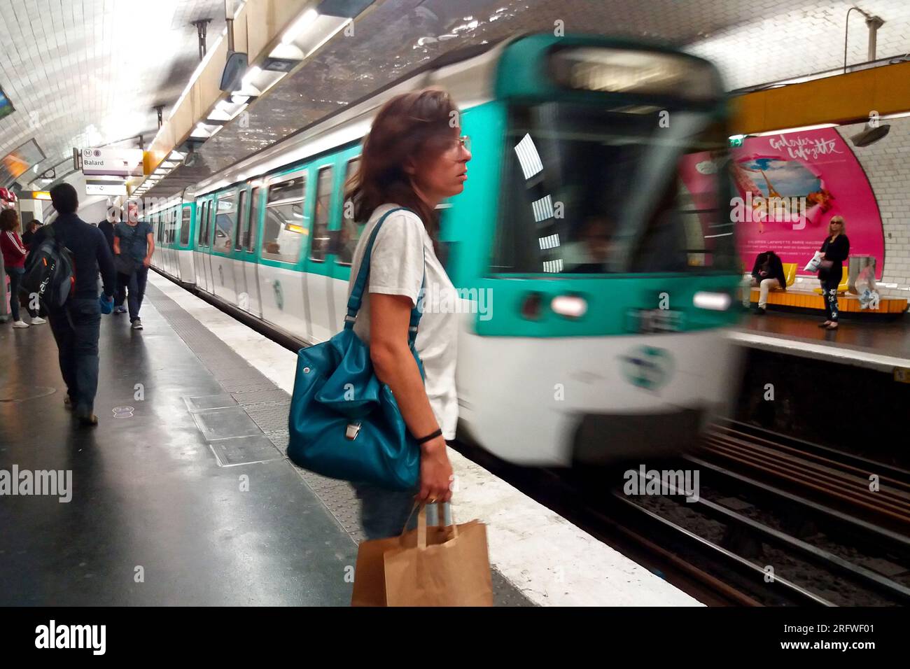 Paris, France - 09 août 2017 : personnes en attente sur le quai du tronçon 8 du métro parisien. Banque D'Images