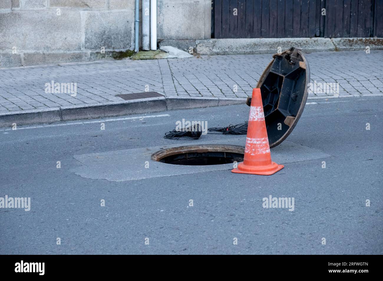 cône de signalisation routière avertissant des travaux de construction Banque D'Images