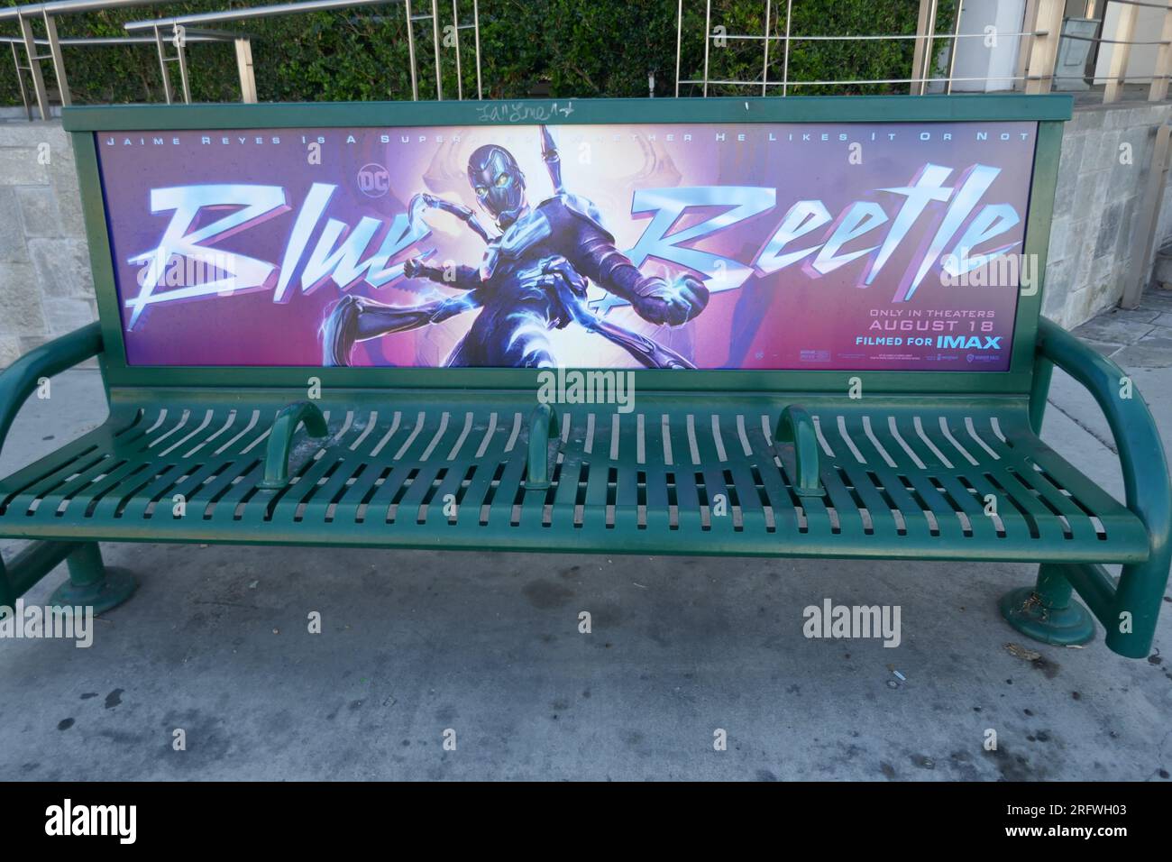 Los Angeles, Californie, États-Unis 5 août 2023 Warner Bros. Blue Beetle bus Bench le 5 août 2023 à Los Angeles, Californie, États-Unis. Photo de Barry King/Alamy stock photo Banque D'Images