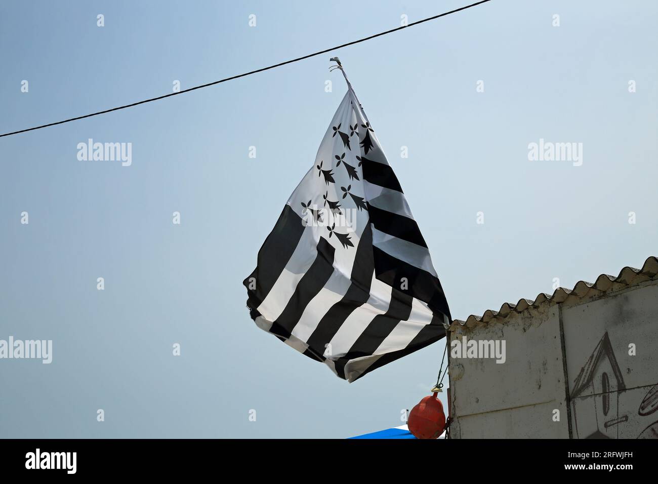 Drapeau breton volant sur un ciel bleu près de la route du Badel, Badel, Sene, vannes, Morbihan, Bretagne, France Banque D'Images