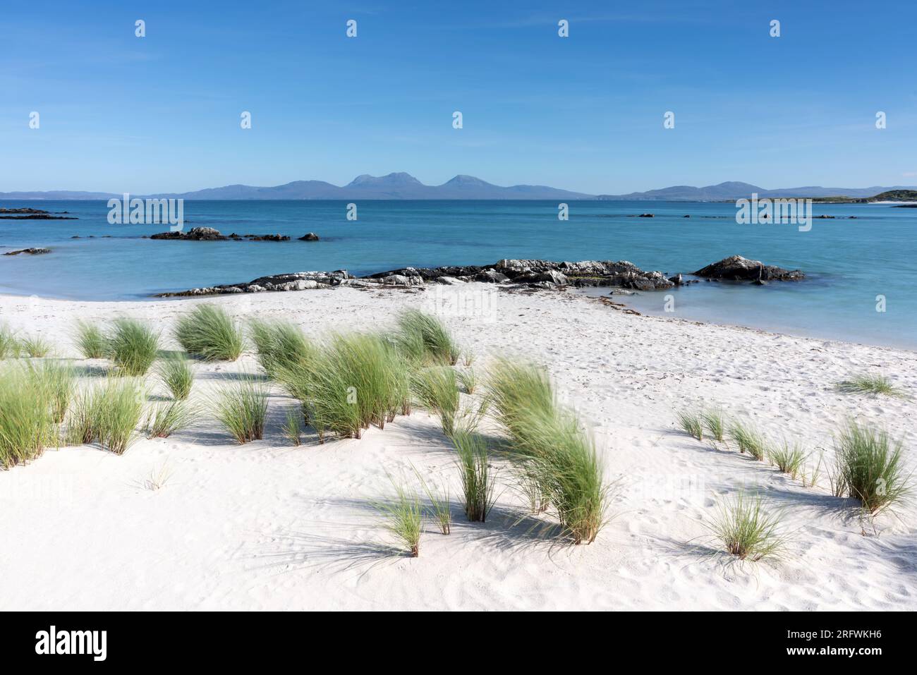 Vue sur les Paps of Jura depuis le Strand sur Colonsay, en Écosse Banque D'Images