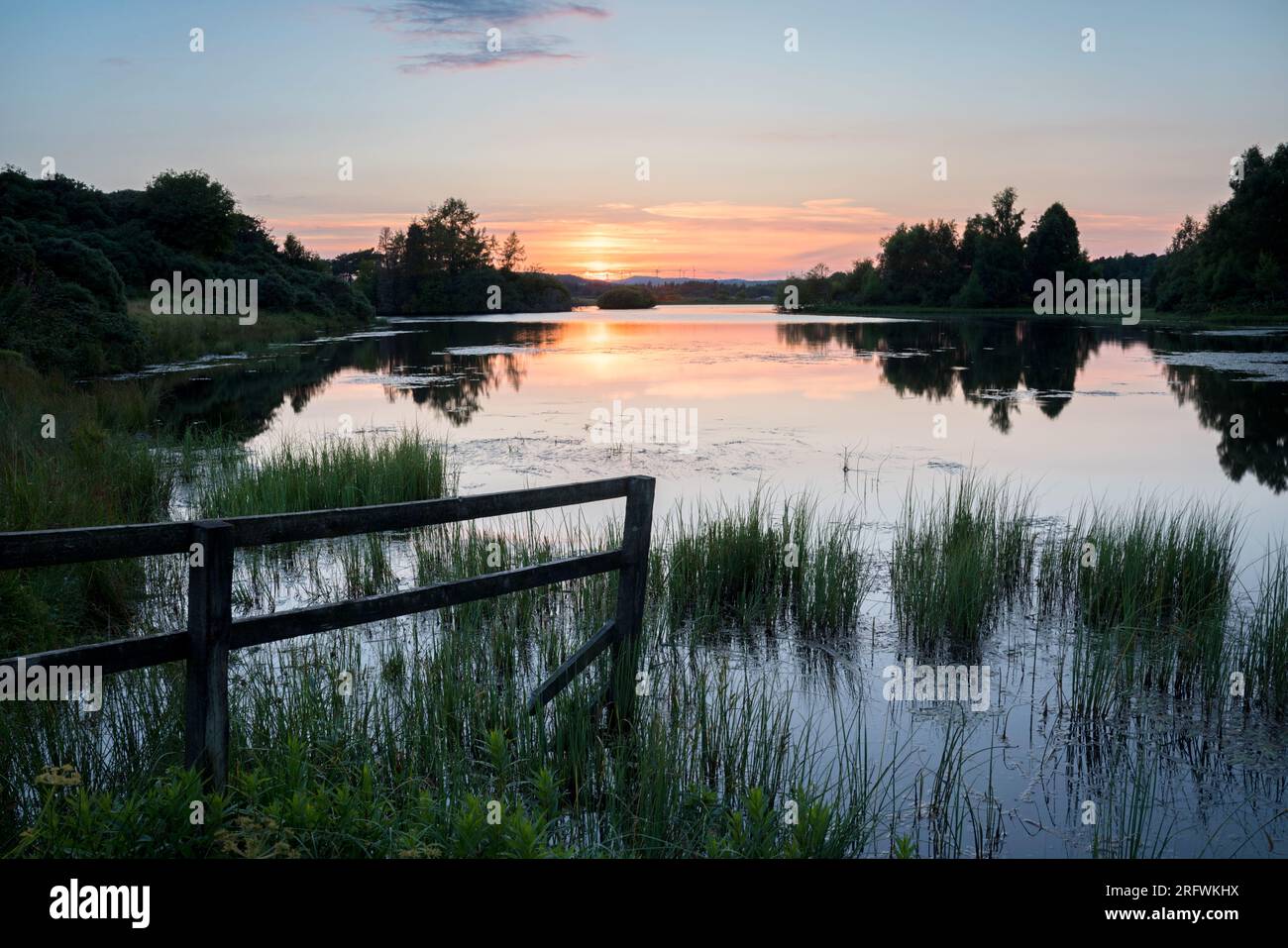 Coucher de soleil sur Knapps Loch, Inverclyde, Écosse Banque D'Images