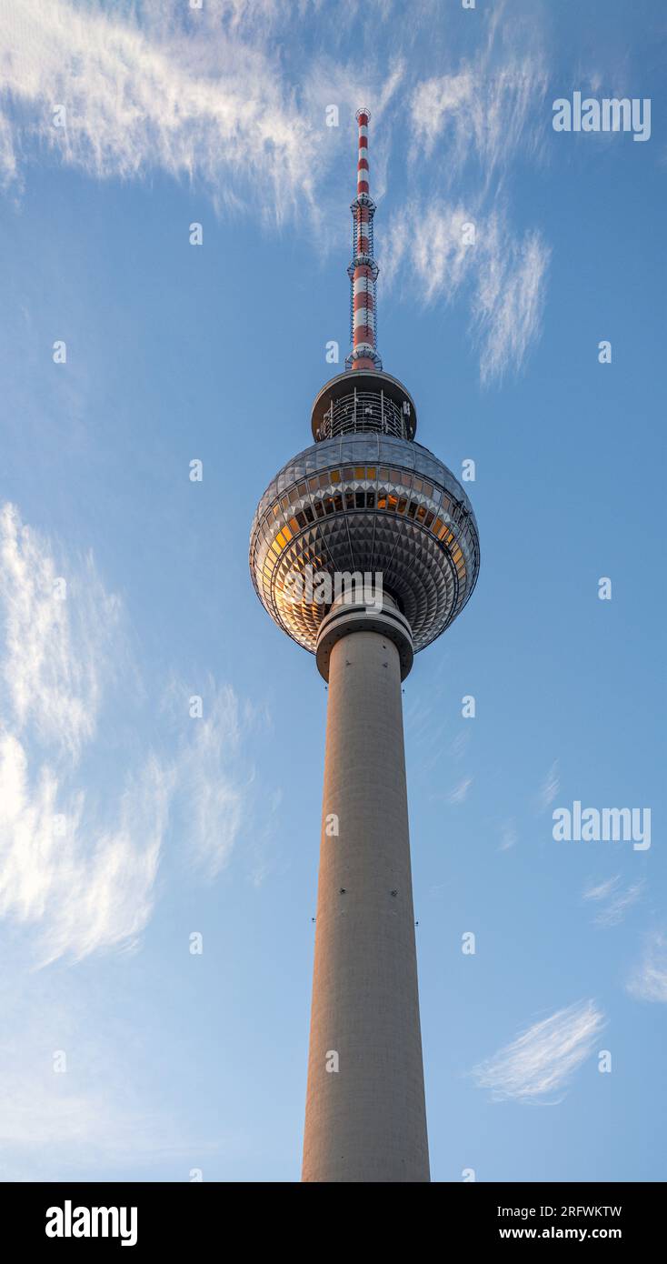 La célèbre tour de télévision de Berlin brillait par les derniers rayons chauds de soleil Banque D'Images