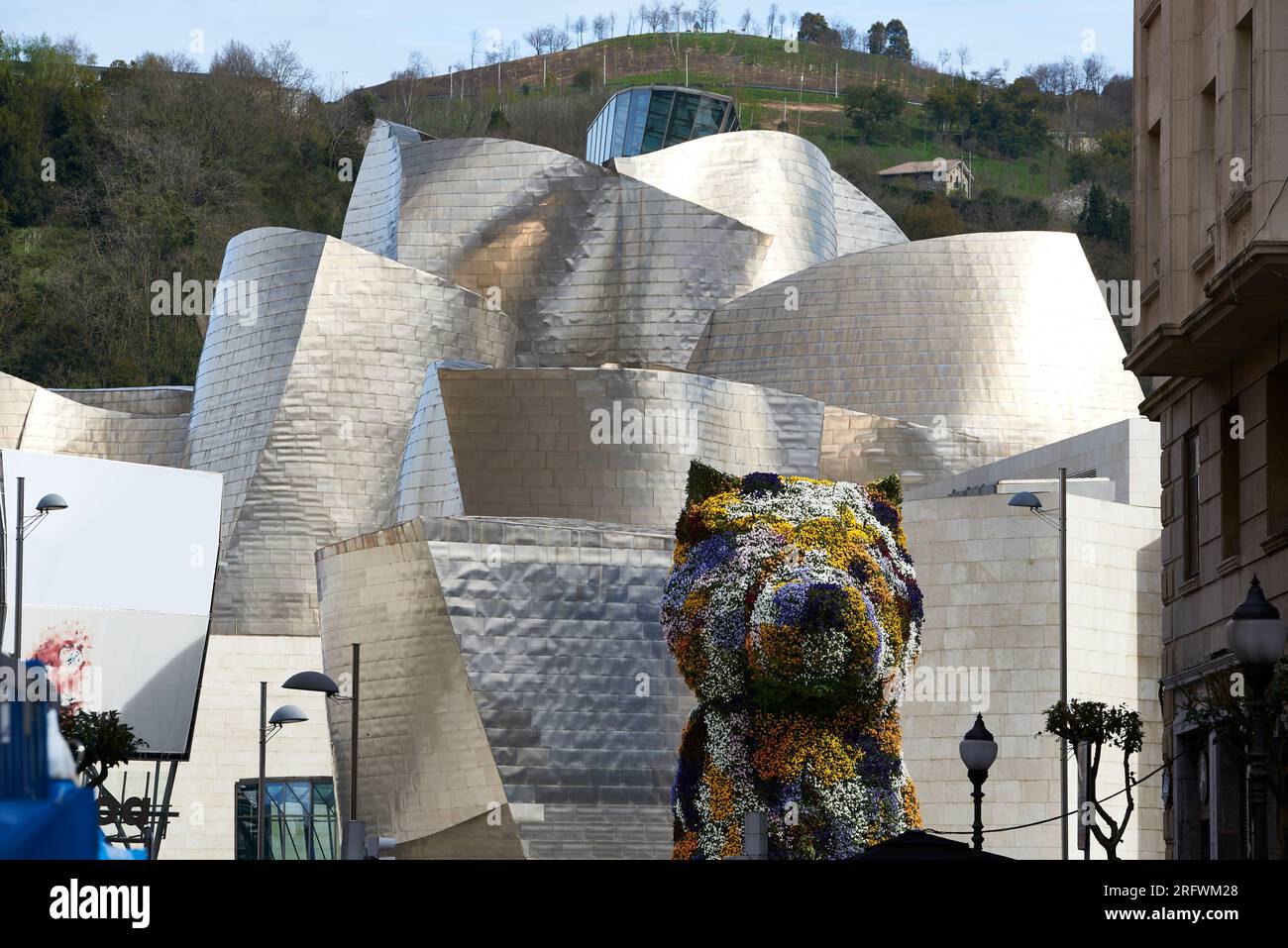 Le chiot de Jeff Koons et le Musée Guggenheim, Bilbao, Bizkaia, Biscaye, pays Basque, Euskadi, Euskal Herria, Espagne, Europe. Banque D'Images