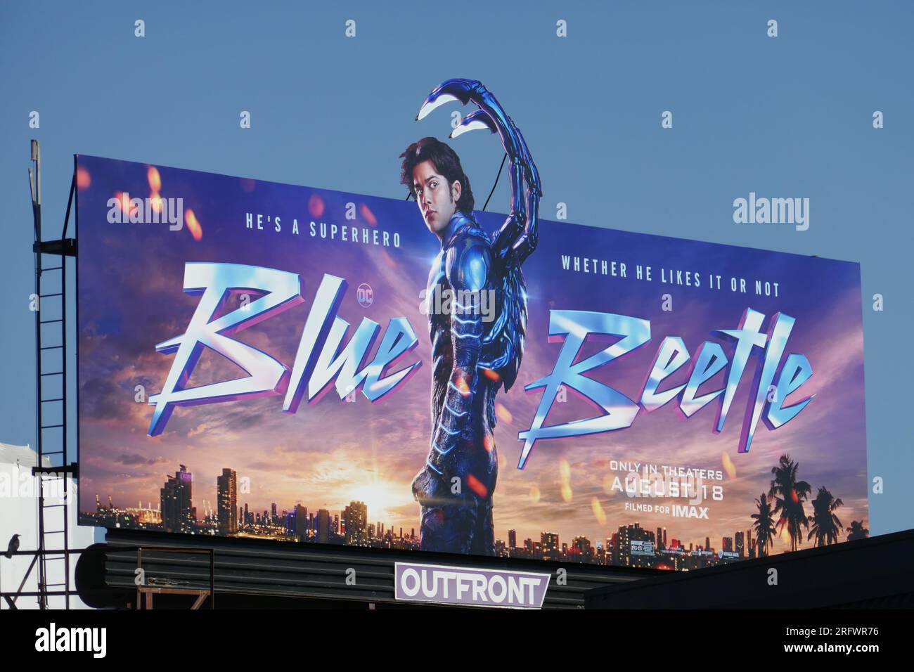 Los Angeles, Californie, États-Unis 5 août 2023 Warner Bros. Blue Beetle Billboard le 5 août 2023 à Los Angeles, Californie, États-Unis. Photo de Barry King/Alamy stock photo Banque D'Images