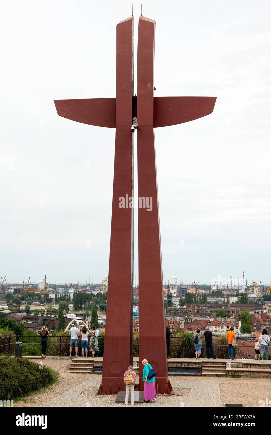 Monument Millennium Cross et touristes au point de vue sur la colline de Gradowa ou Góra Gradowa, Gdansk, Pologne, Europe, UE Banque D'Images