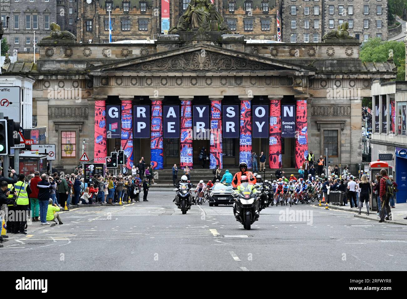 Édimbourg, Écosse, Royaume-Uni. 6 août 2023. Championnat du monde cycliste UCI Elite Road Race masculine commençant à Holyrood et se terminant à Glasgow. Vue du peleton sur Hanover Street vers The Mound. Crédit : Craig Brown/Alamy Live News Banque D'Images