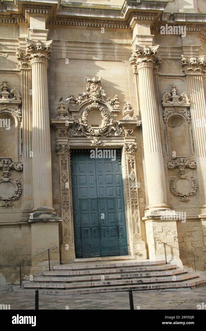 Lecce, Italie. Extérieur de l'église Sainte-Claire de l'époque médiévale. Vue sur le portail et de beaux ornements architecturaux par l'entrée. Banque D'Images