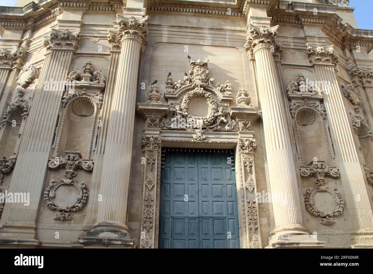 Lecce, Italie. Extérieur de l'église Sainte-Claire de l'époque médiévale. Vue sur le portail et de beaux ornements architecturaux par l'entrée. Banque D'Images