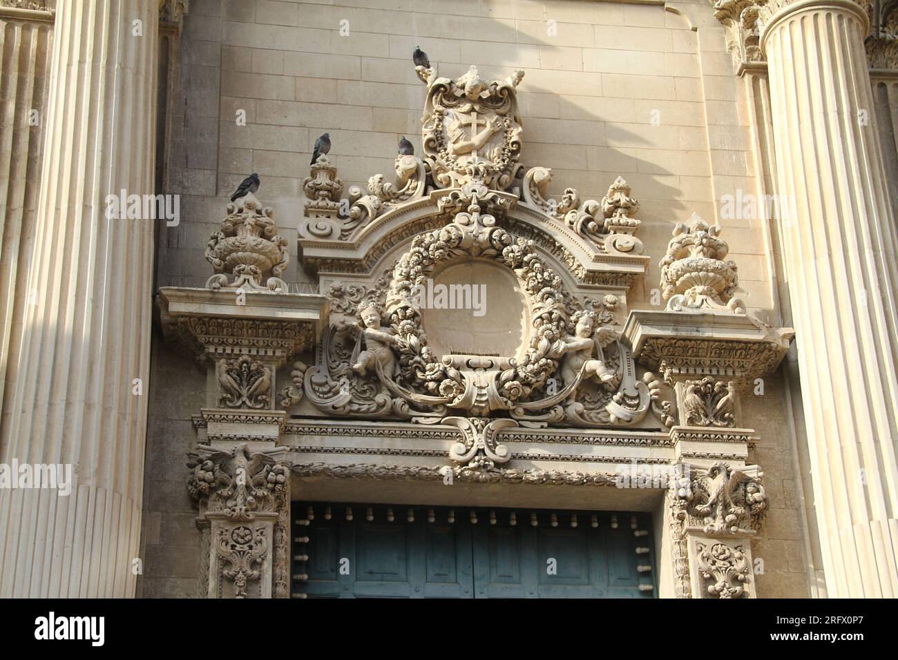 Lecce, Italie. Extérieur de l'église Sainte-Claire de l'époque médiévale. Vue des beaux ornements architecturaux au-dessus du portail. Banque D'Images