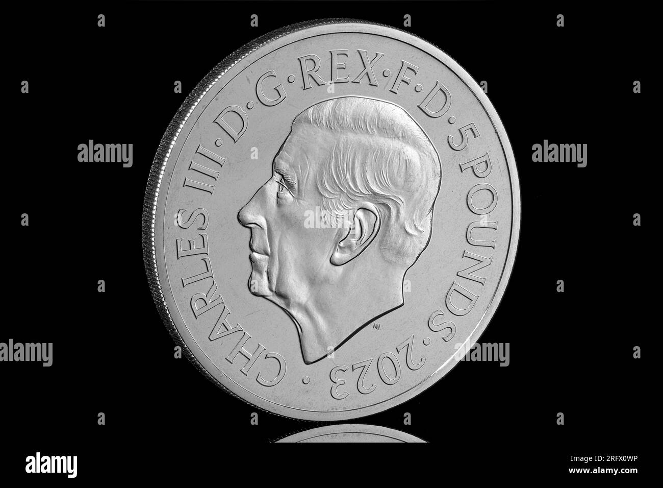2023 pièce de 5 £ représentant le premier portrait du roi Charles III par Martin Jennings. Ces pièces portent diverses desings inversés commémoratifs Banque D'Images