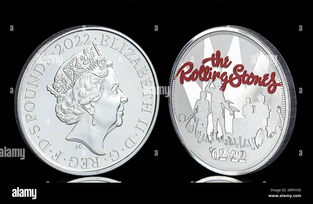 2022 pièce de 5 £ pour commémorer le 60e anniversaire des Rolling Stones. L'avers présente le portrait de la 5e pièce de monnaie de la reine Elizabeth II par Jody Clark Banque D'Images