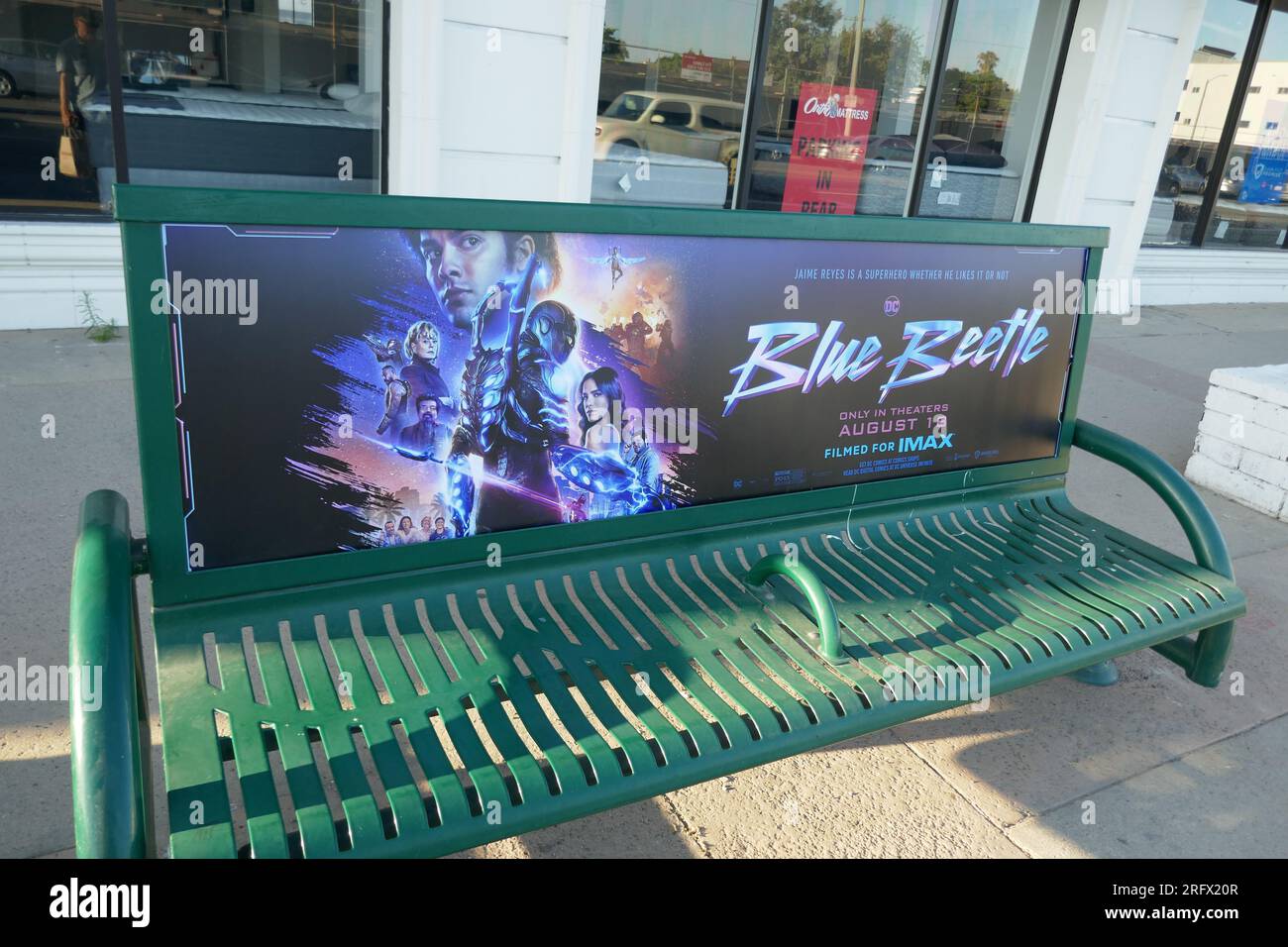 Los Angeles, Californie, États-Unis 5 août 2023 Warner Bros. Blue Beetle bus Bench le 5 août 2023 à Los Angeles, Californie, États-Unis. Photo de Barry King/Alamy stock photo Banque D'Images