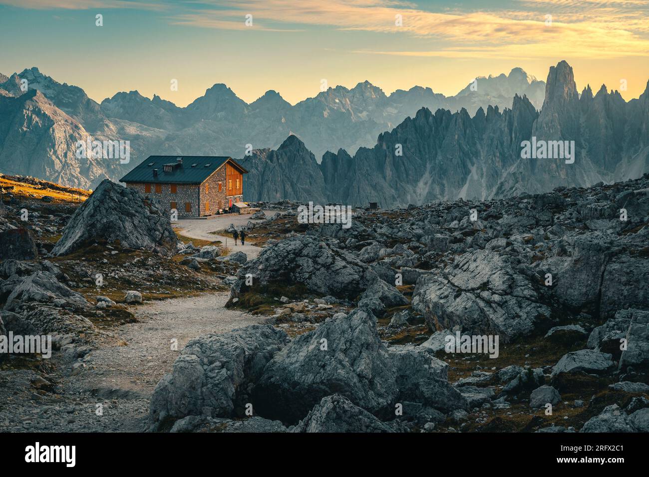 Abri de montagne et célèbres pics de dentelle du groupe de montagnes Cadini au coucher du soleil, Dolomites, Italie, Europe Banque D'Images
