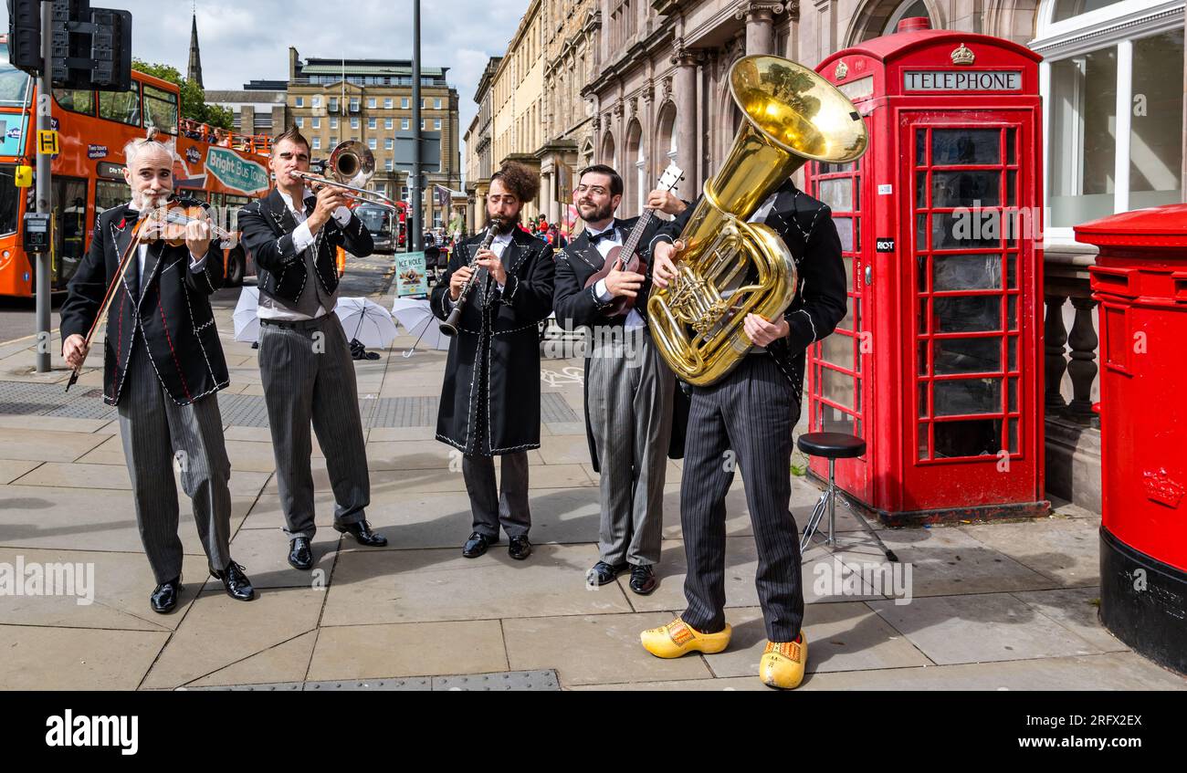 St Andrew Square, Édimbourg, Écosse, Royaume-Uni, 06 août 2023. Schërzo au Festival Fringe d'Édimbourg : la comédie musicale slapstick revient au Fringe. Photo : les interprètes jouent une pièce impromptue avec des instruments en laiton. Crédit : Sally Anderson/Alamy Live News Banque D'Images