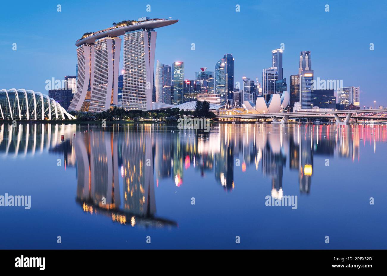 Skyline de Singapore Marina Bay la nuit avec les sables de Marina Bay, le musée des sciences de l'art et les bateaux touristiques Banque D'Images