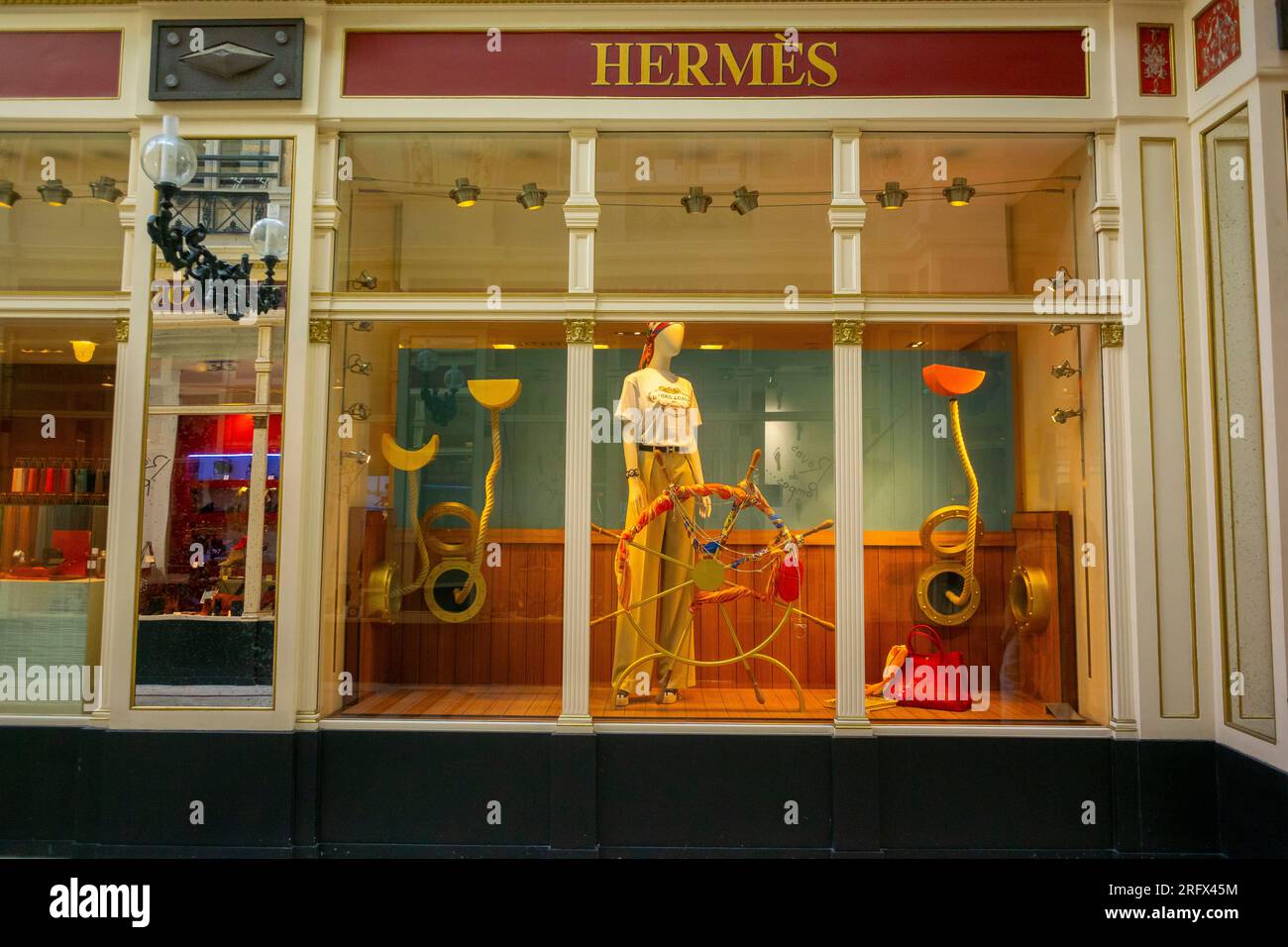 Nantes, France, boutique hermès, magasin de vêtements de luxe, détail, vitrine, shopping à l'intérieur du vieux centre commercial, passage Pommeraye, centre-ville, style de vie de luxe Banque D'Images