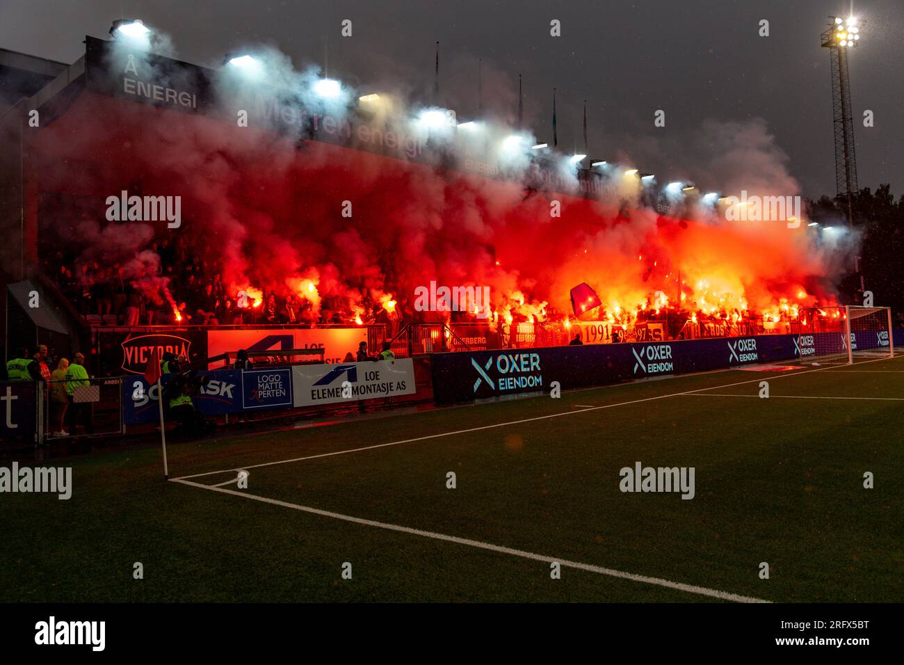 Drammen, Norvège, 05 août 2023. Les partisans des manifestants de Vålerenga contre VAR avec bengal Fire dans le match entre Strømsgodset et Vålerenga au Marienlyst Stadion à Drammen. Crédit : Frode Arnesen/Alamy Live News Banque D'Images