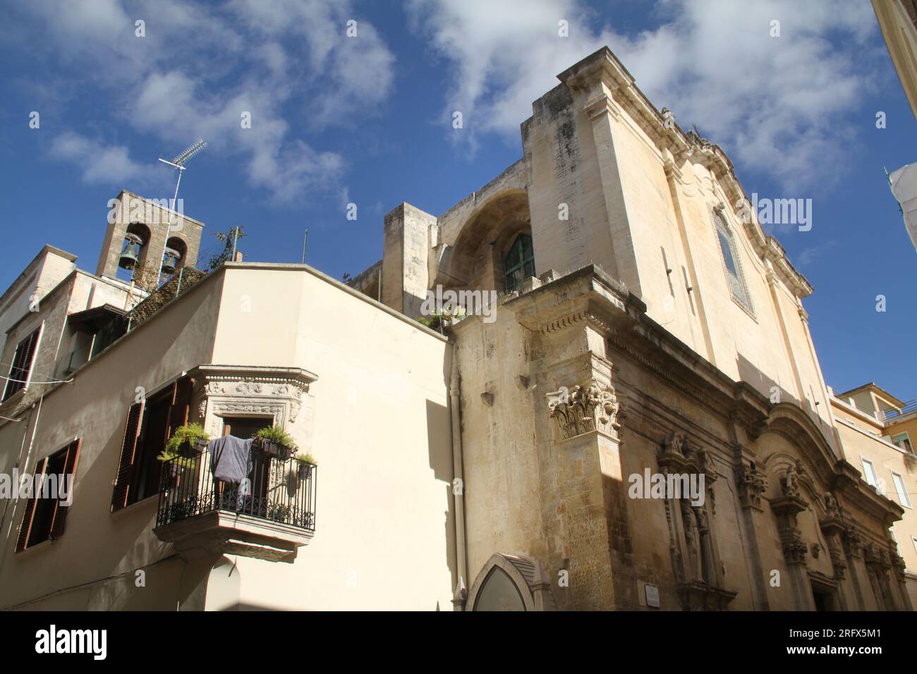 Lecce, Italie. Vue extérieure de l'église Saint Antoine de la place (Chiesa di Sant'Antonio della Piazza) et des bâtiments adjacents. Banque D'Images