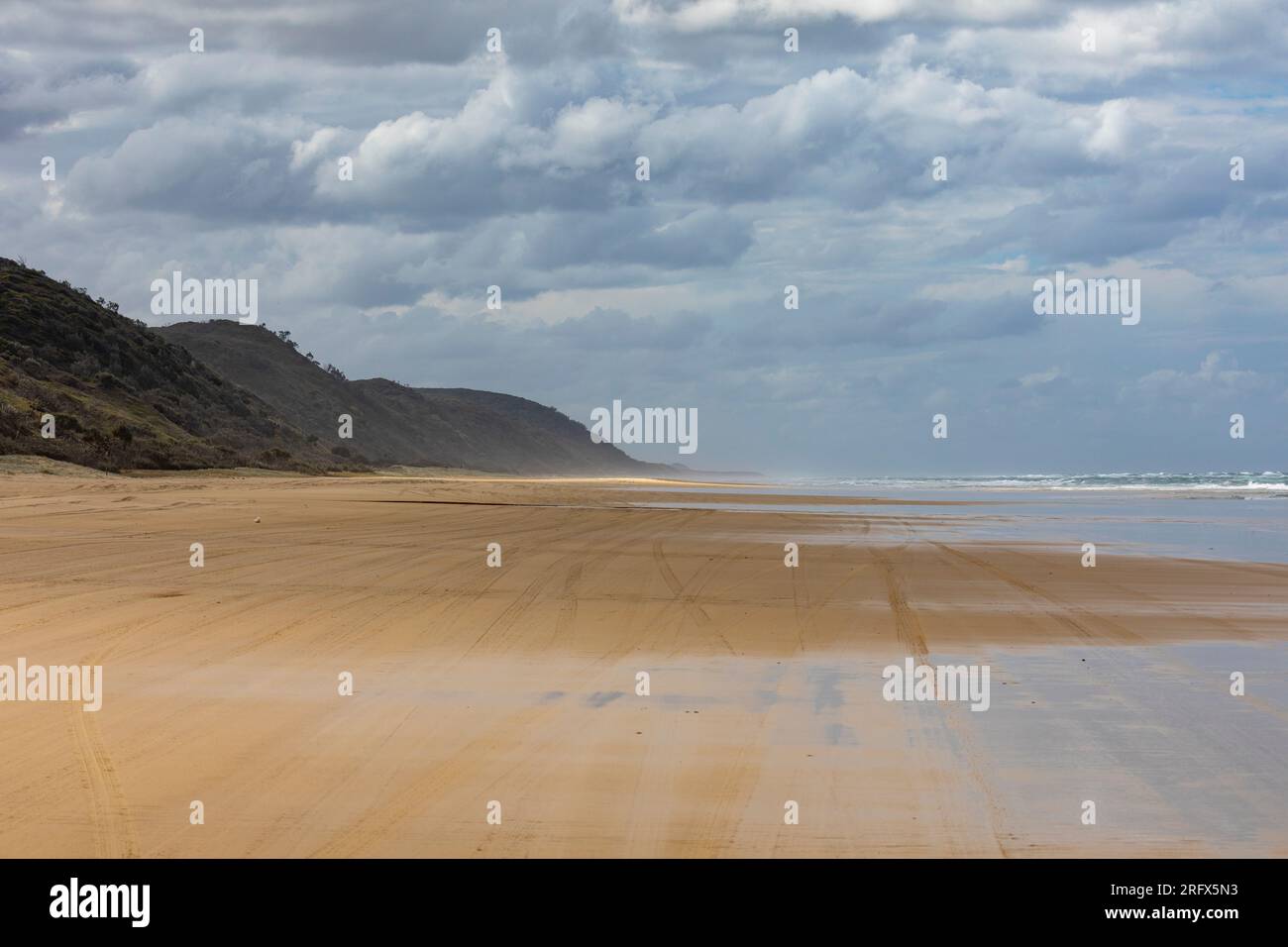 75 km de plage sur Fraser Island K'gari, hiver 2023, route de sable avec océan, ciel couvert moody, Queensland, Australie Banque D'Images