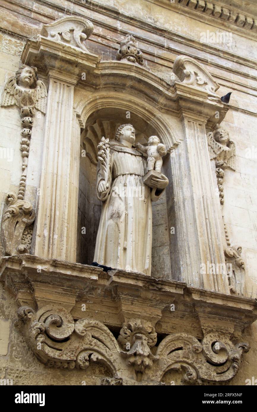 Lecce, Italie. Vue extérieure de l'église Saint Antoine de la place (Chiesa di Sant'Antonio della Piazza). Sculpture de St. Antoine de Padoue. Banque D'Images
