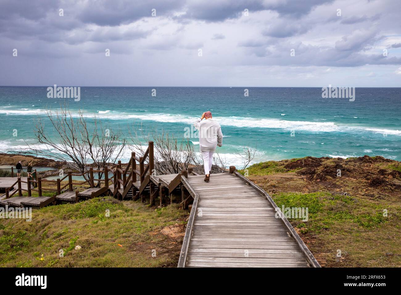 Piscines de champagne sur la plage de 75 miles Fraser Island, modèle de femme libéré promenades le long de la promenade vers les piscines, jour orageux, Queensland, Australie Banque D'Images