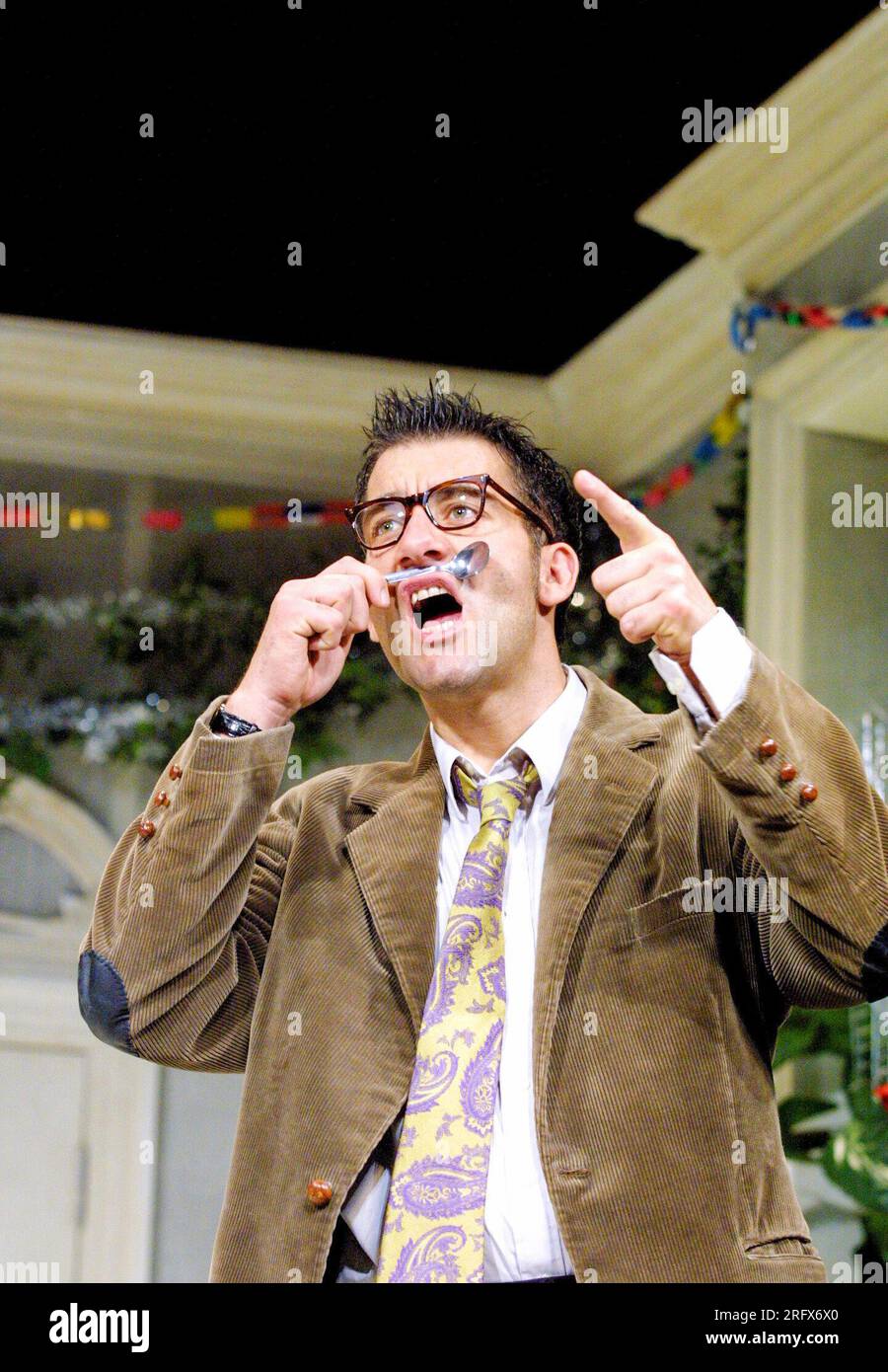 Clive Owen (BRI) dans Un JOUR DANS LA MORT DE JOE EGG par Peter Nichols au New Ambassadors Theatre, Londres WC2 01/10/2001 design : es Devlin éclairage : Adam Silverman réalisateur : Laurence Boswell Banque D'Images