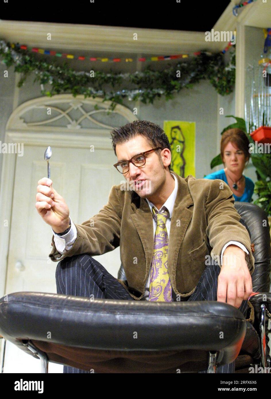 Clive Owen (BRI), Victoria Hamilton (Sheila) dans Un JOUR DANS LA MORT DE JOE EGG par Peter Nichols au New Ambassadors Theatre, Londres WC2 01/10/2001 design : es Devlin éclairage : Adam Silverman réalisateur : Laurence Boswell Banque D'Images