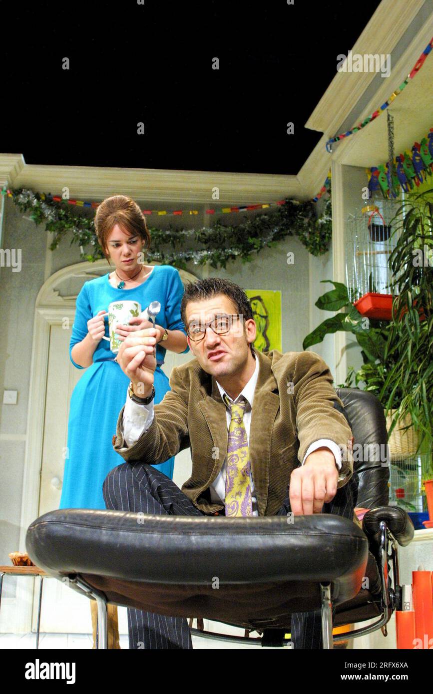 Victoria Hamilton (Sheila), Clive Owen (BRI) dans Une JOURNÉE DANS LA MORT DE JOE EGG par Peter Nichols au New Ambassadors Theatre, Londres WC2 01/10/2001 design : es Devlin éclairage : Adam Silverman réalisateur : Laurence Boswell Banque D'Images