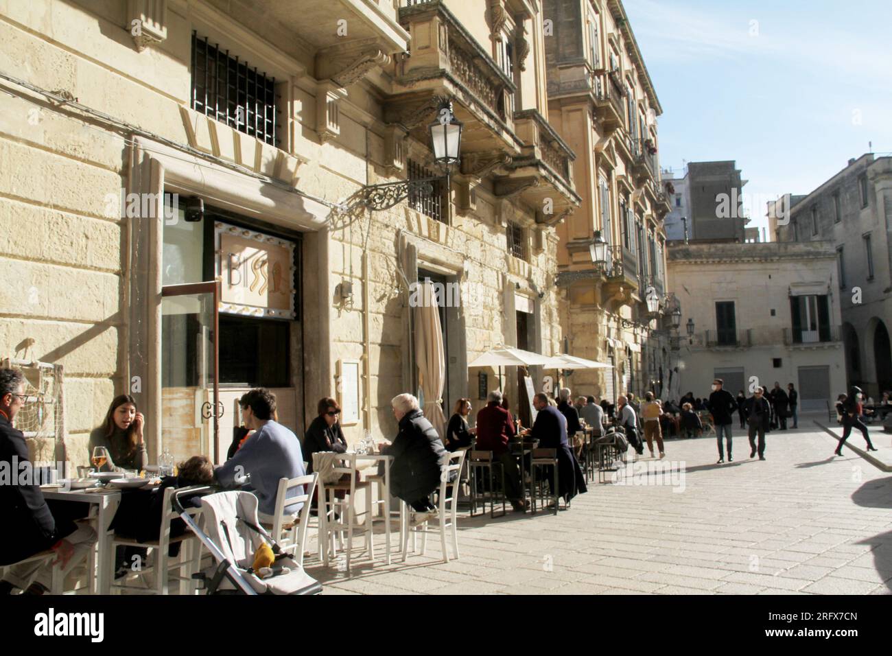 Lecce, Italie. Les gens mangent à l'extérieur du coin salon sur la Piazza Castromediano Sigismondo en hiver. Banque D'Images