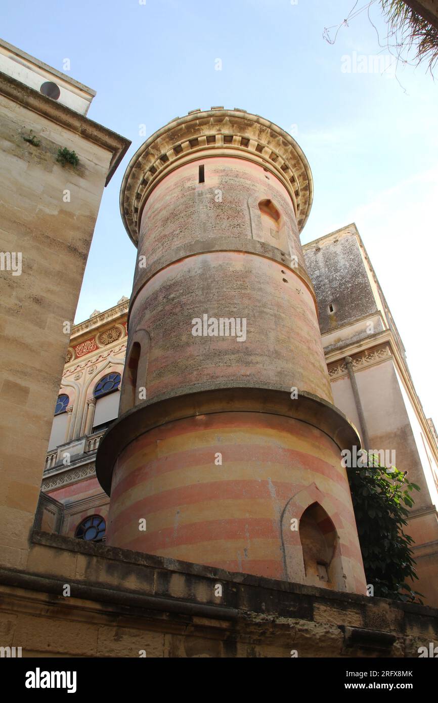 Lecce, Italie. Villa de style oriental dans le centre historique, avec une construction tour / minaret. Banque D'Images