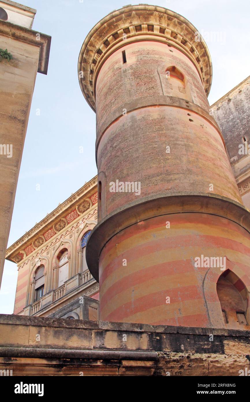 Lecce, Italie. Villa de style oriental dans le centre historique, avec une construction tour / minaret. Banque D'Images