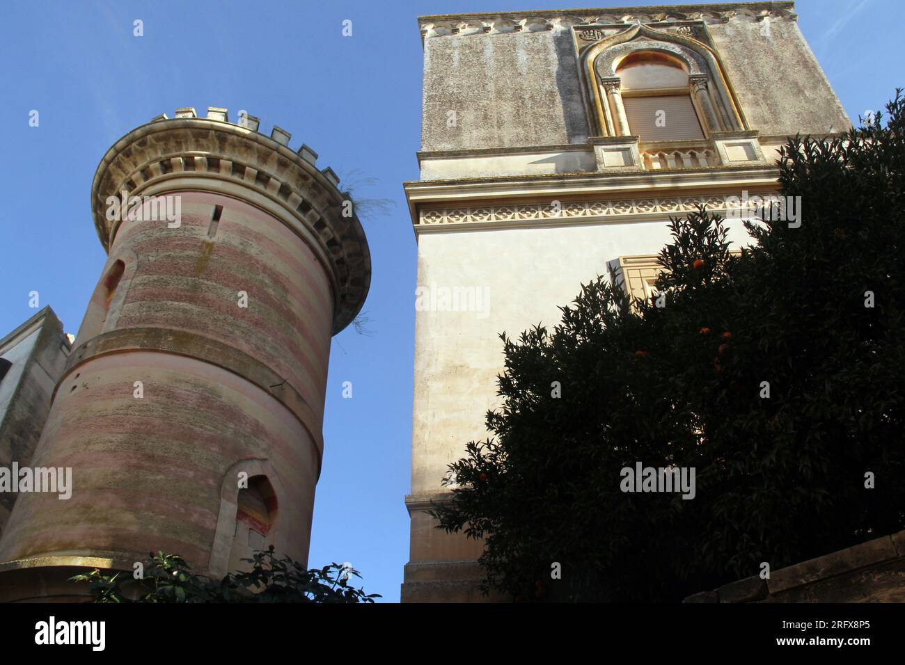 Lecce, Italie. Villa de style oriental dans le centre historique, avec une construction tour / minaret. Banque D'Images