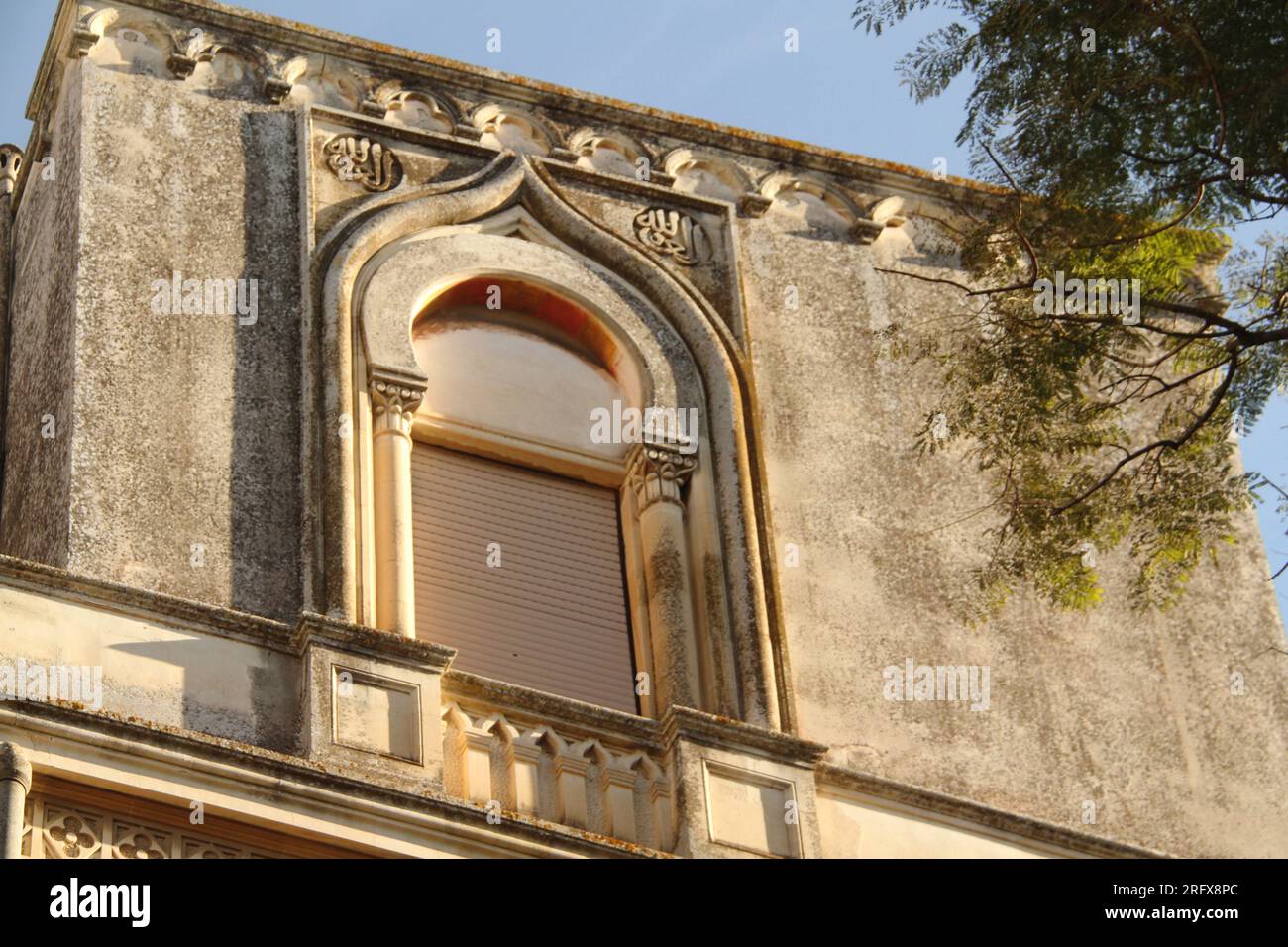 Lecce, Italie. Façade d'une villa de style oriental dans le centre historique. Banque D'Images