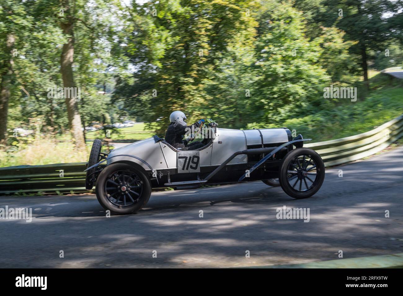 V.S.C.C. Prescott Speed Hill Climb, Prescott Hill, Gotherington, Gloucestershire, Angleterre, ROYAUME-UNI. 5 et 6 août 2023. Les membres du Vintage Sports car Club (V.S.C.C.) participant au championnat de vitesse de la ronde 5 des clubs à l'historique colline de Prescott. Cet événement de deux jours (essais du samedi / course du dimanche) avec plus de 250 voitures en action tout au long du week-end, fabriquées dès les années 10 et jusqu'à la fin des années 30 pour les voitures de sport et berlines et les voitures de course pré-1941 et gamme de l'Austin 7, Bugatti, Ford modèle A etc.cet événement est exécuté en utilisant le parcours court, (880 yards/804,7 m) et Banque D'Images