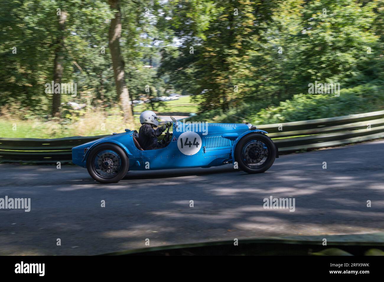 V.S.C.C. Prescott Speed Hill Climb, Prescott Hill, Gotherington, Gloucestershire, Angleterre, ROYAUME-UNI. 5 et 6 août 2023. Les membres du Vintage Sports car Club (V.S.C.C.) participant au championnat de vitesse de la ronde 5 des clubs à l'historique colline de Prescott. Cet événement de deux jours (essais du samedi / course du dimanche) avec plus de 250 voitures en action tout au long du week-end, fabriquées dès les années 10 et jusqu'à la fin des années 30 pour les voitures de sport et berlines et les voitures de course pré-1941 et gamme de l'Austin 7, Bugatti, Ford modèle A etc.cet événement est exécuté en utilisant le parcours court, (880 yards/804,7 m) et Banque D'Images